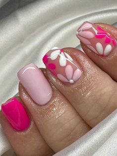 short pink and hot pink nails with flowers Unghie Nail Art, Hot Pink Nails, Simple Gel Nails, Casual Nails, Cute Gel Nails, Short Acrylic Nails Designs, Dipped Nails, Pretty Acrylic Nails, Floral Nails