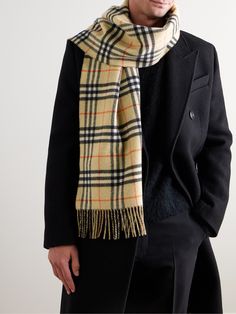 The reversible design of Burberry's scarf creates endless styling possibilities. Patterned with the brand's archival checks on one side and solid brown on the other, it's made from warm cashmere and has fringed edges. Burberry Cashmere Scarf Outfit, Burbery Scarf, Winter Scarf Burberry, Chequered Scarf, Luxury Plaid Wool Scarves, Scarf For Men, Blanket Scarves, Burberry Scarf, Checked Scarf