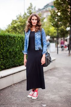 Black Dress And Jean Jacket, Dress And Jean Jacket, How To Wear Denim Jacket, Red Converse Outfit, Red Chucks, Curvy Petite Fashion, Chic Sneakers, Outfits Chic