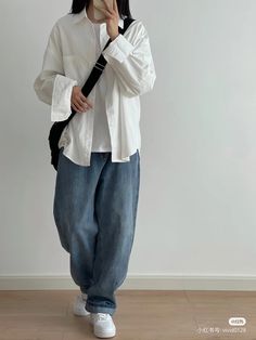 Minimal Streetwear Women, Summer Outfit Tomboy, Shopping Outfits Casual, Architecture Student Outfit, Kpop Aesthetic Outfits, Architect Style Outfits, Feminine Masculine Style, Korean Streetwear Fashion Women, Jeans Outfit Korean