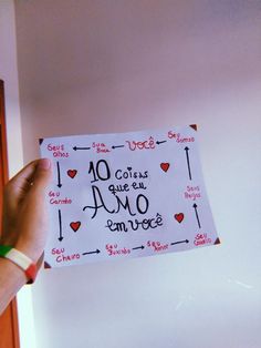 a person holding up a sign with words written in spanish and english on it that says, 10 coulees que amo amigombre