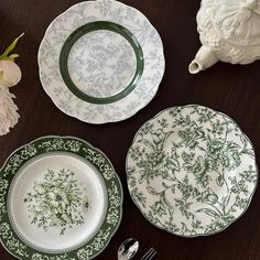 Vintage Inspired Floral Green Plate Relief Ceramic, Ceramic Pattern, Fine China Dinnerware, Hutch Decor, Green Plates, Dining Plates, Delicious Dishes, Soup Bowls, Vintage Plates