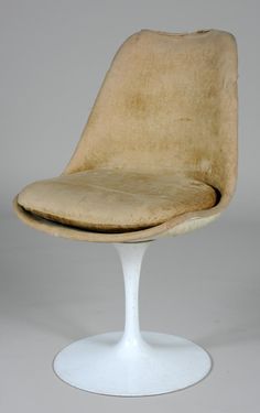 an image of a chair that is in the shape of a tulip