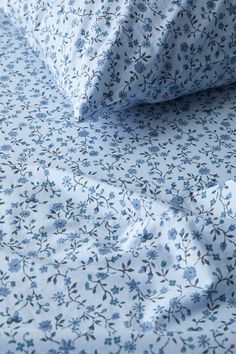 a blue and white floral print sheet set