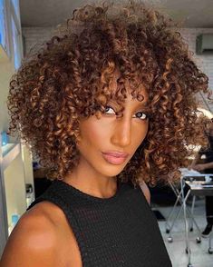 Light Golden Brown Hair, Natural Hair Highlights, Trendy Fall Hair Color, Hair Color For Dark Skin, Golden Brown Hair Color, Curly Cut, Golden Brown Hair