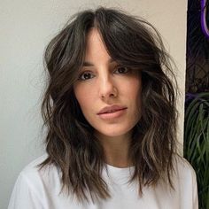 Shag With Curtain Bangs, Hair Adviser, Wavy Haircuts, Bangs With Medium Hair, Natural Wavy Hair, Hair With Bangs, Penteado Cabelo Curto, Short Hair With Bangs, Medium Hair Cuts