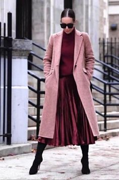 Light Pink Coat, Rok Outfit, Burgundy Outfit, Pink Coat, Red Skirts, 가을 패션, How To Look Classy, Winter Looks, Modest Fashion