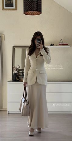 Old Money Aesthetic Modest Outfit, Business Casual Outfits Modest, Maxi Skirt Outfit Classy, Outfits For Events Classy, Lawyer Woman Outfit, Modest Business Professional Outfits, Bussines Outfit Women Chic, Stealth Wealth Fashion, Classic Feminine Outfits