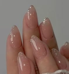 Non Basic Nails, Basic Glitter Nails, Nails For Champagne Dress, Nails For Red Dress Ideas, Cute Basic Nail Ideas, Short Prom Nails, Minimalist Nail Design, Elegant Nail Ideas, Everyday Nails