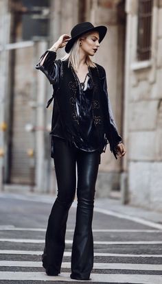 Rock Street Style, Bohemian Schick, Boho Chic Fall, Fashion 70s, Witchy Fashion, Mode Boho, Black Leather Pants