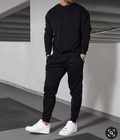 Men Gym Fits, Slim Fit Outfits For Men, Black Sweatshirt Outfit Men, Tracksuit Outfit Mens, Men Tracksuit Outfit, Crew Neck Sweatshirt Outfit, Man Tracksuit, Black Sweatshirt Outfit