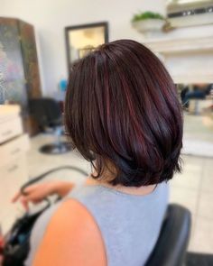 Red Highlights In Brown Hair, Red Hair Color Ideas, Maroon Hair, Highlight Hair, Short Hair Highlights, Short Dark Hair, Natural Red Hair