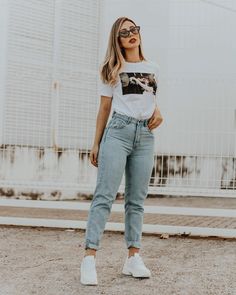 90’s vibes. ✖️ Oversized Tshirt Outfit, Mode Pastel, Comfy Jeans Outfit, Uni Fashion, Stile Blair Waldorf, Mom Jeans Style, Jeans Trend, Outfits Con Jeans, Mom Jeans Outfit