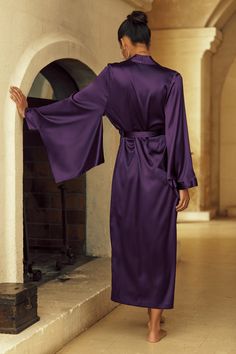 Wear elegance with a touch of charm and originality with this Sophia long robe. Its luminous silk satin and kimono sleeves will grace your every move.• Designed and made in France by Marjolaine.• Short kimono in plum.• Luxury soft satin.• Classic long kimono sleeves.• Self-tie waist belt.Composition: 92% silk satin, 8% spandex.Hand wash in cold water.