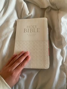 Hand On Bible, Bible Asthetic Picture, Bible Essentials, Biblical Aesthetic, Pretty Bibles, Bible Aesthetic, Reading The Bible, Gods Princess