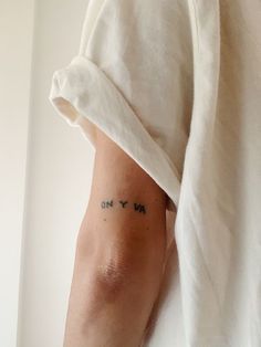 Back Of Elbow Tattoo, Tattoo Above Elbow, Above Elbow Tattoo, France Tattoo, Single Drawing, Font Tato, Tattoo Writing, Go Tattoo, Back Of Arm Tattoo