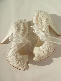 Kasut Pengantin, قلادات متدلية, Wedding Shoes Lace, Cute Shoes Heels, Lace Shoes, Dream Wedding Ideas Dresses, Fancy Shoes, Girly Shoes