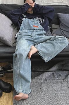 Oversized Overalls Outfit Aesthetic, Baggie Overalls Outfit, Sweatshirt And Overalls Outfit, Overall Outfits Aesthetic, Dungarees Aesthetic, Jumpsuit Aesthetic, Salopette Outfit, Overalls Outfit Winter