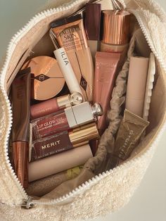 Trucco Glam, Glam Aesthetic, Makeup Bag Essentials, Aesthetic Clean, Make Up Inspiration, Smink Inspiration, Clean Aesthetic, Makeup Needs, Fancy Makeup