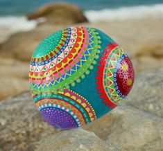 colorful, hand-painted stone from the Baltic Sea beach. Geometric patterns in the mandala style are depicted on the stone - mainly in turquoise. Lovingly hand-painted over days. My stones can not only be decorated indoors, but are also suitable for protected outdoor areas for a shorter period of time. Too much rain and cold damages the stone. You can also give it as a special gift to a loved one. The back of the stone can be personalized. If you want, I will write a text of your choice for you. Pebble Ideas, Acrylic Varnish, Painted Mandala, Turquoise Painting, Lucky Stone, Painted Stone, Stone Feature