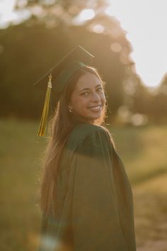 young woman in a green graduation cap and gown looks over her shoulder at the camera, with the sun shining behind her Senior Session Ideas, Park Senior Pictures, Golden Hour Lighting, Photographer Self Portrait, Creative Senior Pictures, Graduation Session, Graduation Pic Ideas