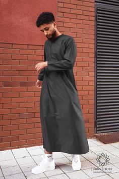 Black Emirati Thobe Black Jubba For Men, Arab Thobe Men Style, Mens Thobe Outfit, Muslim Men Fashion, Kanzu Wear