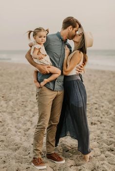 Beach Family Photoshoot Outfits, Family Beach Pictures Outfits, Beach Family Photoshoot, Outdoor Family Photoshoot, Beach Picture Outfits, Beach Photography Family, Summer Moments