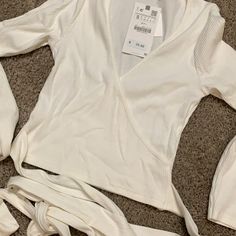 Zara Top Nwt Size S Zara Spring Wrap Tops, Zara Wrap Tops For Spring, Casual White Wrap Top, Casual Wrap Top By Zara, White Flowy Shirt, White Ruffle Top, Zara Tank Top, Black Floral Blouse, Floral Bodysuit