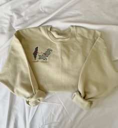 Zaytoona Stitches freut sich, Ihnen ein sehr einzigartiges und repräsentatives Sweatshirt zu präsentieren, das Sie Ihren Kollektionen hinzufügen können. Diese Sweatshirts sollen eine schöne Einheit darstellen. Die Liebesgeschichte zweier Menschen unterschiedlicher Herkunft, die Liebe verbindet und treibt sie an. Es zeigt auch unseren Hintergrund, wer wir sind und wie die beiden Kulturen, Traditionen und Länder Sie zu der Person geschmiedet haben, die Sie heute sind! Liebe bringt uns zusammen: Pa Sweat Noir, Heritage Collection, Sweat Shirt, Gender Neutral, Adult Outfits, Etsy Uk, Sweatshirts, Clothes