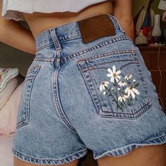 Embroidered Denim Shorts, Diy Vetement, Vintage Clothes Women, 자수 디자인, Embroidered Clothes, Embroidered Denim, Denim Shorts Women, Cute Casual Outfits, Lany