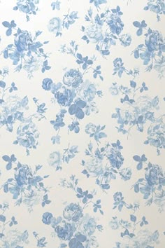 a blue and white flowered wallpaper with small flowers on it's side