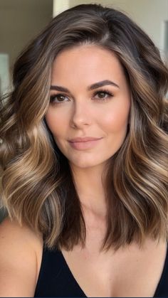 Invisible Layers for medium hair Medium Length Hair With Layers And Balayage, Medium Length Brunette Balayage, Invisible Layers Haircut, Medium Hair Haircuts, Invisible Layers, Fall Bronde Balayage, Blonde Hair Transformations, Dark Brunette Hair, Haircuts For Medium Length Hair