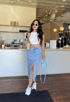 Denim Long Skirt Outfit Summer, Long Jean Skirts Outfit, Long Jean Skirt Outfit, Denim Crop Top Outfit, Diy Denim Skirt, Classic Turtleneck, Looks Pinterest, The Early 2000s, Long Denim Skirt