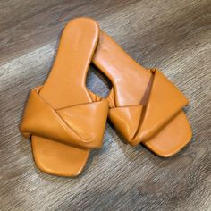 This Sandal Has Only Been Worn Around The House To Try On. They Were Too Big For Me. Super Comfy Though, And Will Pair Well With Dresses, Shorts, Jeans, Etc. True Size 8 Or 8.5 Can Fit This. I Am A 7.5-8. Trendy Orange Flat Sandals, Trendy Orange Slip-on Sandals, Chic Flat Orange Sandals, Chic Orange Flat Sandals, Dresses Shorts, Shoes Flats Sandals, Shorts Jeans, Brown Orange, Try On