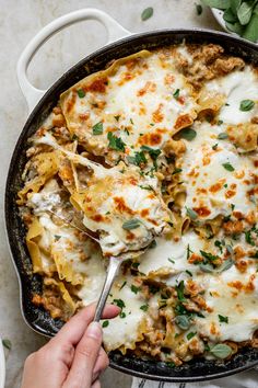 Turkey Butternut Squash White Skillet Lasagna 400 Calorie Dinners, Ground Turkey Spaghetti Squash, Budgeting Meals, Butternut Squash Skillet, Turkey Butternut Squash, Natural Nurturer, Noom Recipes, Turkey Lasagna, Frozen Butternut Squash