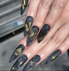 Hufflepuff Acrylic Nails, Halloween Harry Potter Nails, Harry Potter Acrylic Nails Gryffindor, Golden Snitch Nails, Black Harry Potter Nails, Griffindor Nails Designs, Harry Potter Nails Designs Gryffindor