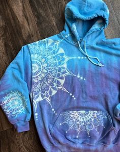 Hand Painted Hoodie Ideas, Hand Painted Hoodie, Painting Hoodie, Shirt Makeover, Tie Dye Hoodie, Painted Clothes, Custom Hoodies, Pullover Sweater Women, Tie Dyed