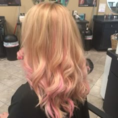 Pink Hair Highlights, Blonde Hair With Pink Highlights, Beige Blond, Light Pink Hair, Pink Blonde Hair, Pink Hair Dye, Pretty Rainbow, Rainbow Hair Color, Pastel Pink Hair