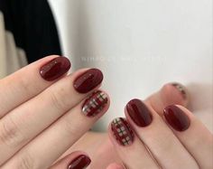 Fall Short Nails Design, Nail Short Christmas, Short Nails Art Red, Nail Polish Ideas Christmas, Plaid Short Nails, Red Nails Korean Style, Winter Gel Nails Designs, Simple Plaid Nails, Short Cute Fall Nails