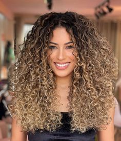 Blonde Highlights Curly Hair, Long Afro, Wigs Party, Curly Ombre, Ombre Curly Hair, Curly Hair Beauty, Blonde Wigs