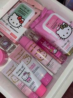 Спонж Beauty Blender, Hello Kitty Products, Sanrio Items, Hello Kitty Room Decor, Kitty Makeup, Images Hello Kitty, Hello Kitty Gifts, Hello Kitty Makeup, Hello Kitty Rooms