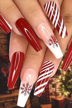 The holiday season is the perfect time to elevate your nail game with festive designs that capture the spirit of Christmas. Acrylic nails offer endless possibilities for creativity, durability, and glamor. Whether you’re drawn to elegant snowflake patterns, classic candy cane stripes, or bold red and green hues, there’s a Christmas acrylic nail design for everyone. Fake Nails Long, New Years Eve Nails, Nails For Women, Nails Polish, Winter Nail Art, Festival Nails