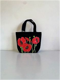 Very resistant small XS bag made of thick organic cotton. Original hand-painted pattern; Surface washing is possible. Dimensions; 28 cm X 18 cm X 10 cm Poppies are hand-painted on this cute little durable bag. Small and practical, you will be able to carry beautifully in your bag everyday objects, phone, makeup, water bottle, tissues, sports slippers or gourmet snacks  Light and easy to live  https://www.etsy.com/fr/shop/EllesetNo Cotton Painting, Sport Slippers, Gourmet Snacks, Leopard Bag, Recycling Sorting, Recycling Containers, Rainbow Aura, Top Handle Bags, Jute Bags