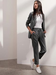 Petite Slim Seersucker Pant | Banana Republic Sporty Office Outfit, Intern Fits, Office Athleisure, Athleisure Outfits For Work, Androgynous Fashion Women, Therapist Outfit, Joggers Outfit Women, Modest Street Fashion, Grey Pants Outfit