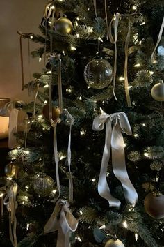 December Aesthetic Story, Christmas Tree Inspiration Silver, Gold And White Xmas Tree, Christmas Tree Decorations Gold Silver, Christmas Tree Ideas Cozy, Raindrop Christmas Tree, Cozy Christmas Tree Decorations, Vintage Santa Christmas Decor, Merry Christmas Story Instagram