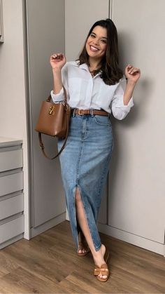 Blue Skirt Outfit Ideas, Denim Skirts Outfit, Long Denim Skirt Outfit, Blue Skirt Outfits, Outfits Faldas, Modesty Outfits, Denim Skirt Outfits, Classic Style Outfits, Maxi Skirt Outfits