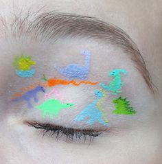 Dinosaur Eyeliner, Dinosaur Eye Makeup, Dino Makeup, Artsy Eyeliner, Dinosaur Makeup, Kidcore Makeup, Artsy Makeup, Eyeliner Designs, Makeup Eyeshadow Palette