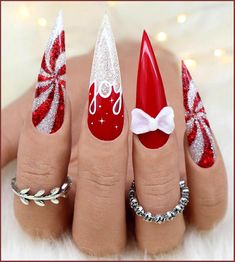 Joy Nails, Nail Art Noel, Stilleto Nails Designs, Christmas Nail Art Easy, New Years Nail Designs, Red Christmas Nails, Red And White Christmas, Cute Christmas Nails, Christmas Nails Easy