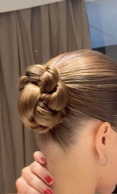 Clean Girl Bun, Hair Color Bright, Vibrant Red Hair, Long Shiny Hair, Bold Hair Color, Bridal Hair Buns, Copper Hair Color, Hair Shows