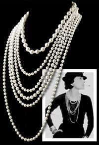 Coco Chanel’s personal style followed a very simple rule: dress with high quality basics and combine them with an outstanding accessory. These were her ‘ingredients’ for an elegant and timeless look. Wearing Pearls, Diy Collier, Chanel Couture, Pearl And Lace, Necklace Diamond, Tom Cruise